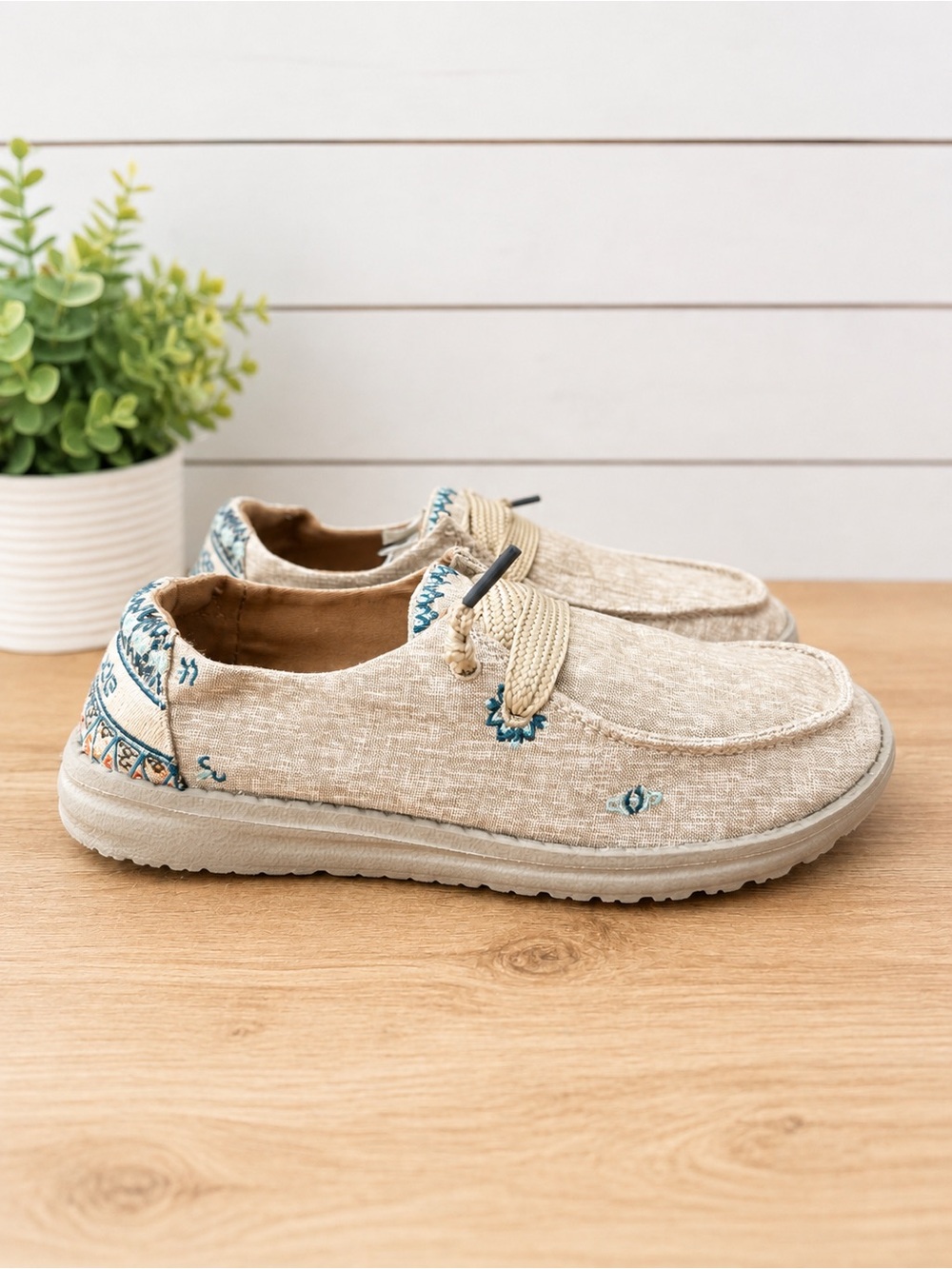 Hey Dude Wendy Flora Women’s Slip On Shoes Size 7 Beige Blue Floral Boho